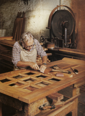 Ambachtsman aan het werk aan een houten deur